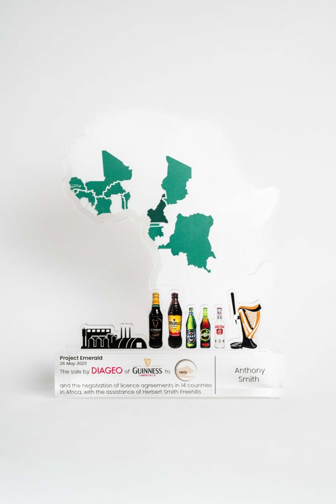 création trophées plexiglas sur mesure