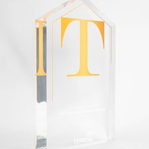 création trophées plexiglas sur mesure