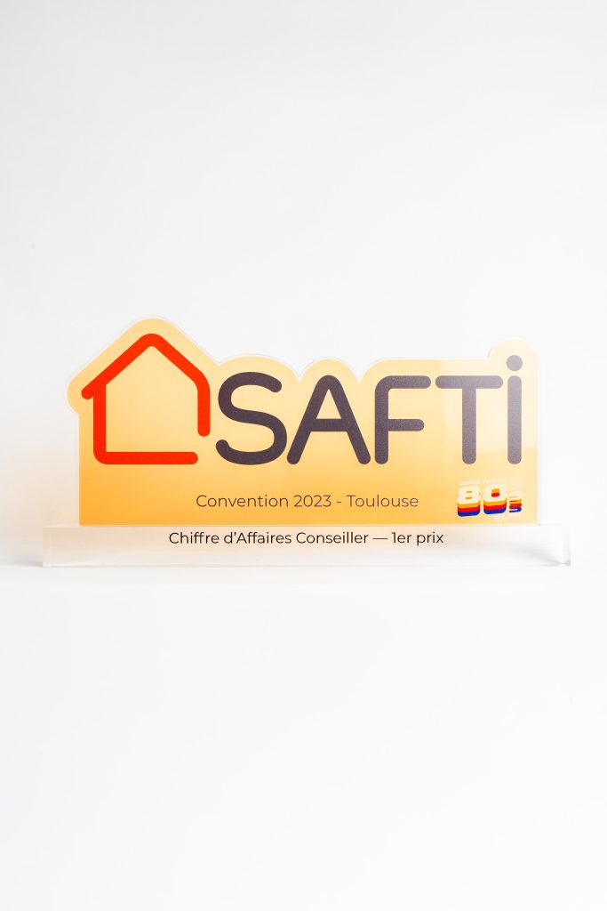 création trophées plexiglas sur mesure