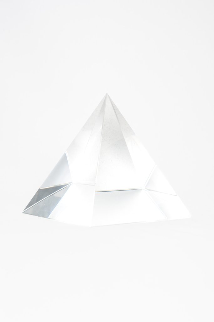 trophée pyramide en verre personnalisé