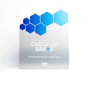 Trophée sur mesure en aluminium brossé et plexiglas bleu, création personnalisée fabriquée en France pour une remise de prix d'entreprise.