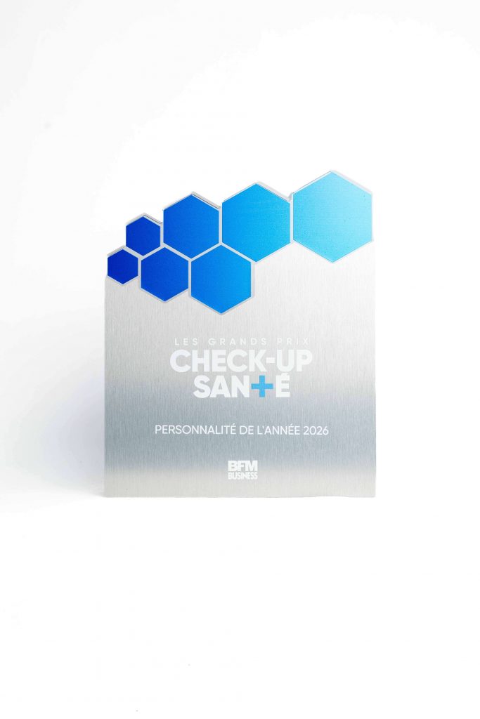 Trophée sur mesure en aluminium brossé et plexiglas bleu, création personnalisée fabriquée en France pour une remise de prix d'entreprise.