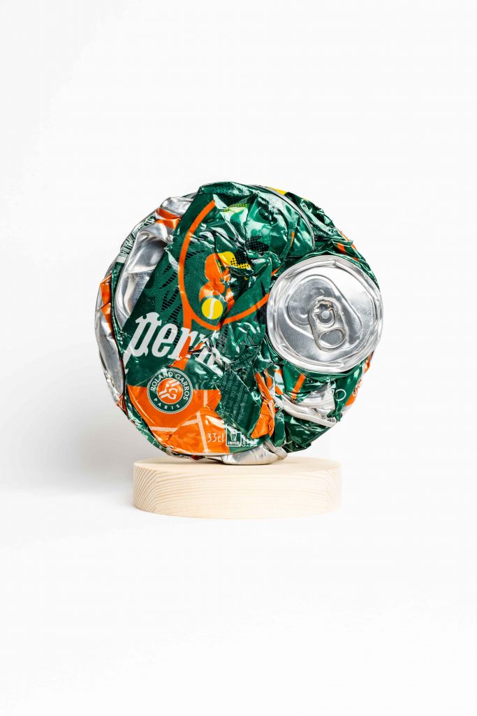 trophée sur mesure en canettes recyclées compressées révélant le travail artisanal de compression et d'assemblage.