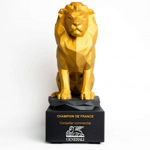 Trophée lion en résine imprimée en 3D avec peinture réalisée à la main, création sur mesure Made in France.