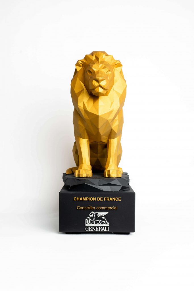 Trophée lion en résine imprimée en 3D avec peinture réalisée à la main, création sur mesure Made in France.