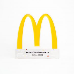 Trophée en plexiglas sur mesure personnalisé pour une convention d'entreprise, fabrication artisanale Made in France.