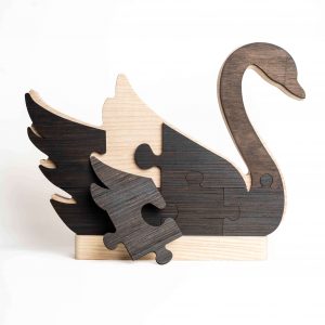 Trophée personnalisé en bois avec pièce de puzzle amovible, création sur mesure symbolisant la complémentarité entre une entreprise et ses partenaires.