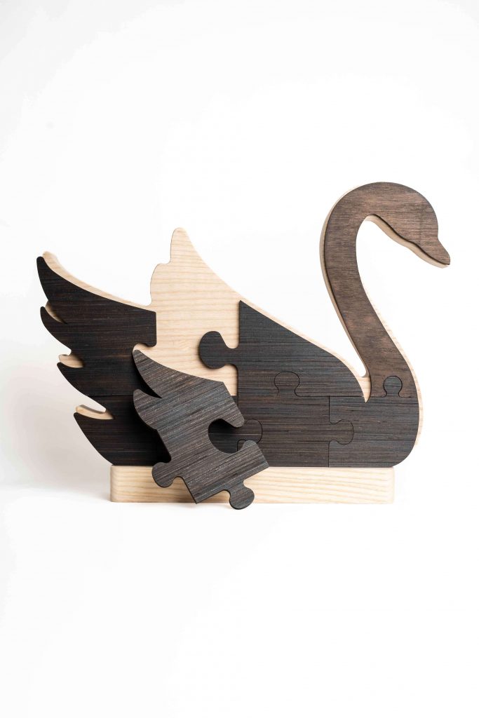 Trophée personnalisé en bois avec pièce de puzzle amovible, création sur mesure symbolisant la complémentarité entre une entreprise et ses partenaires.